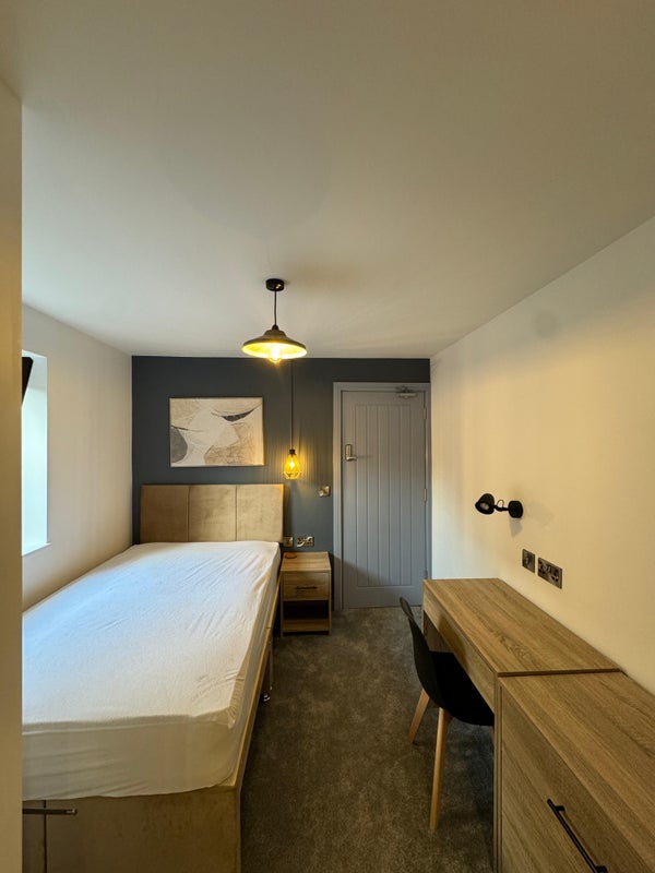 Photo 1: cosy bedroom with TV