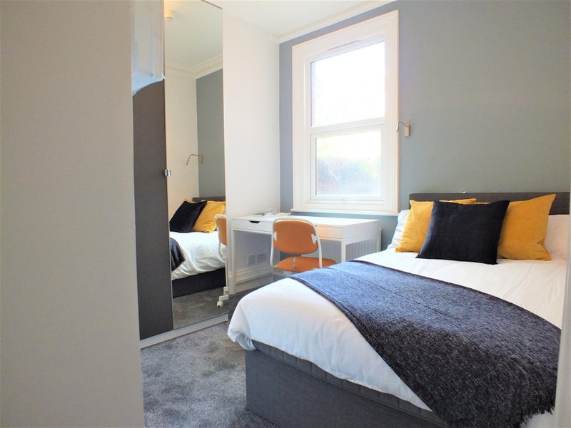 Photo 1: Room 4 (available 05/09)