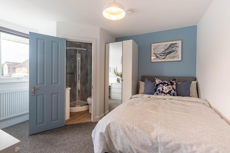 Photo 1: Large double room & private ensuite, good storage, fast wifi, quiet location 