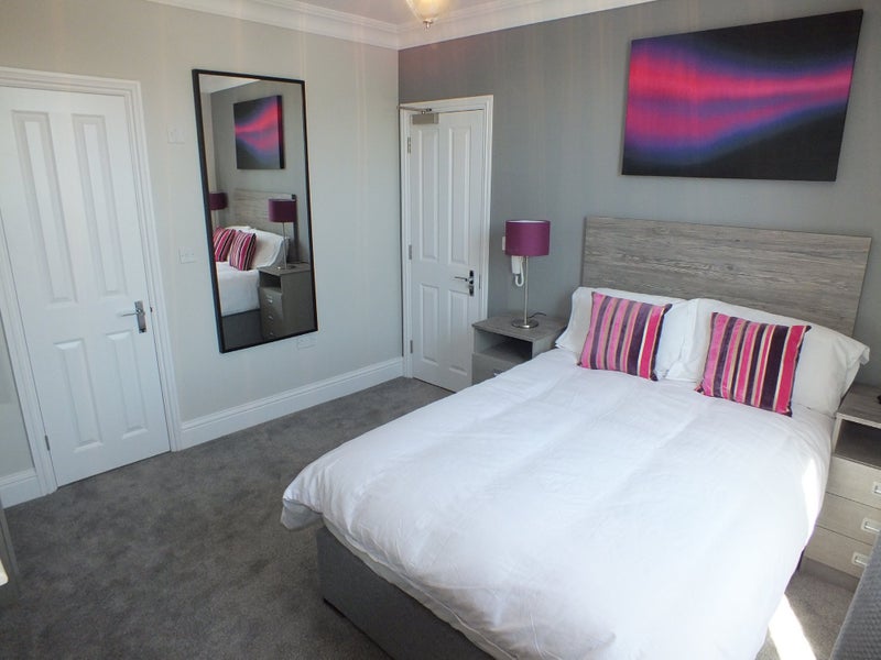 Photo 1: Room 3 (available 01/08)