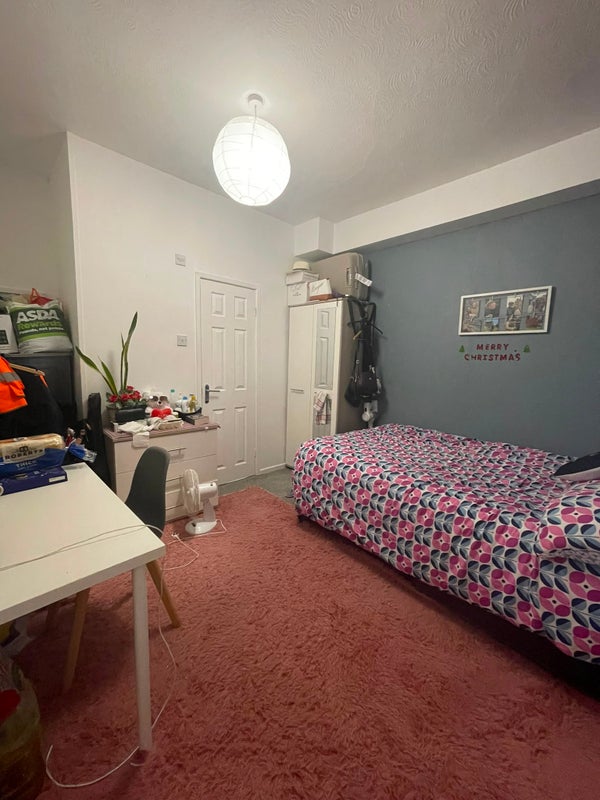 Photo 1: ensuite room available early Sept