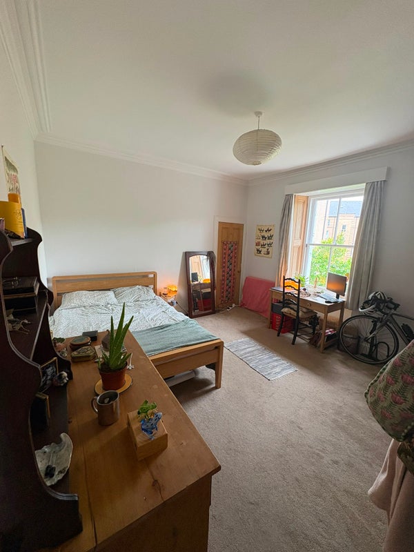 Photo 1: Bedroom