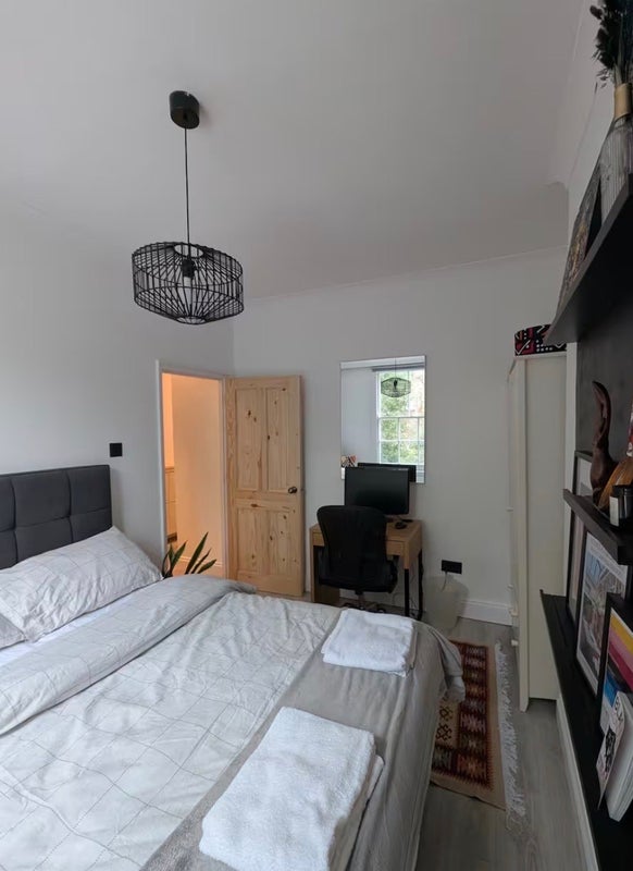 Photo 1: Double bedroom 
