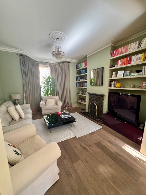 Photo 1: Lounge