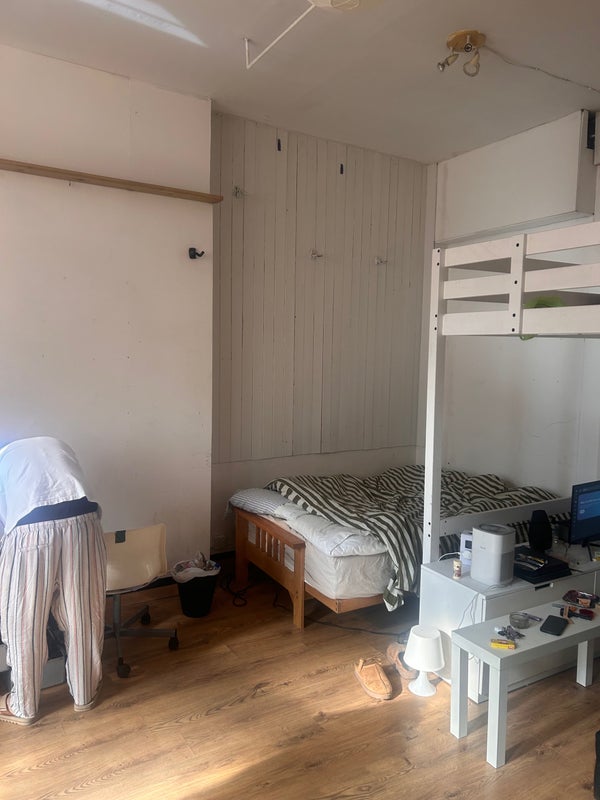 Photo 1: Bedroom pic 