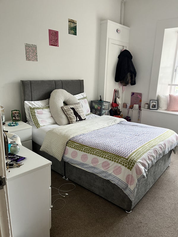 Photo 1: Bedroom