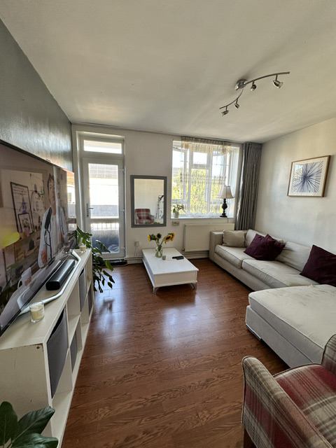 Photo 1: Living room 