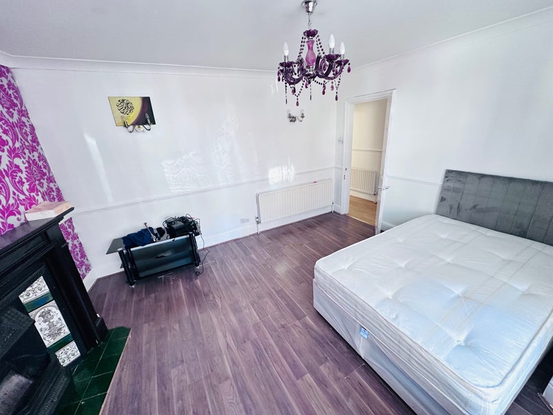Photo 1: double room downstair