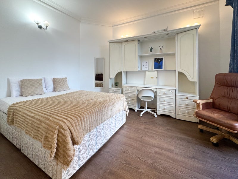 Photo 1: Bedroom