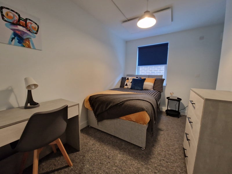 Photo 1: DOUBLE BEDROOM