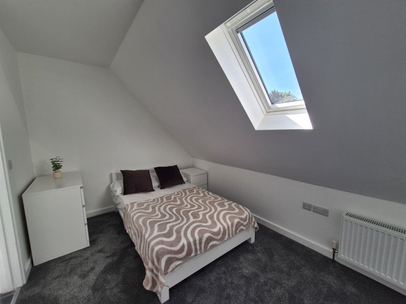 Photo 1: Double ensuite
