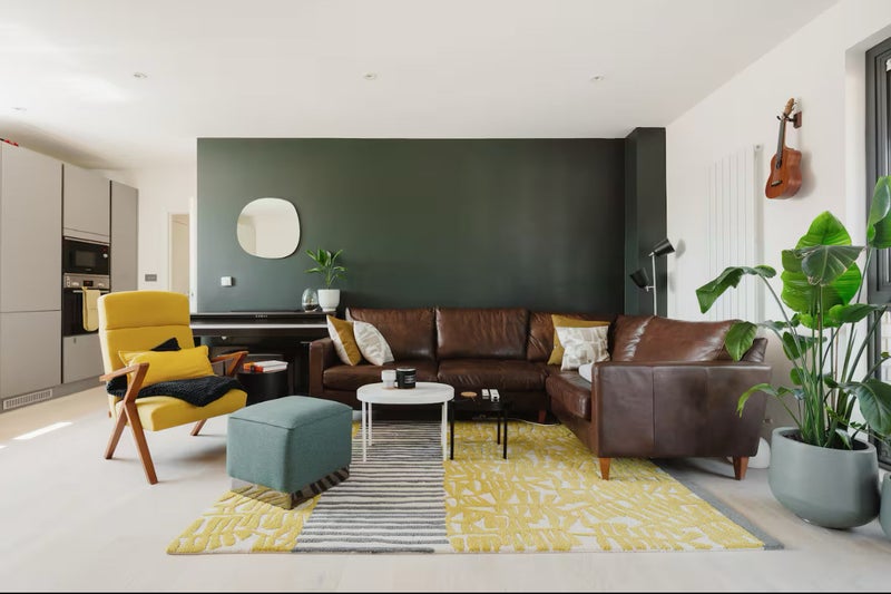 Photo 1: Lounge
