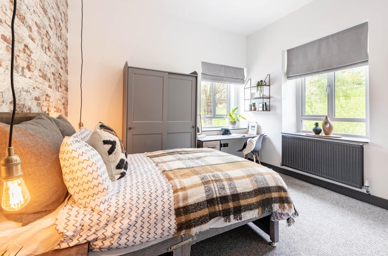 Photo 1: ROOM 3: Light, bright, spacious double en-suite room
