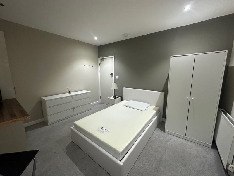 Photo 1: 1st floor bedroom with kitchenette £840