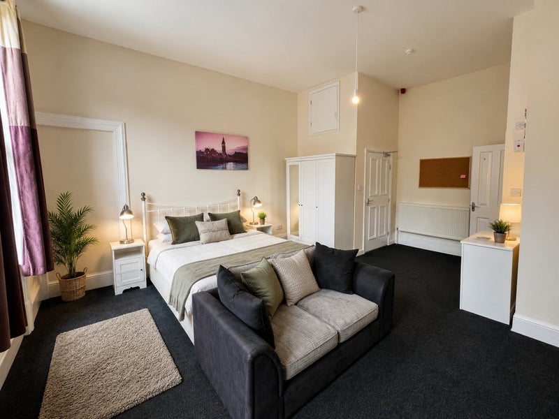 Photo 1: Bedroom 5