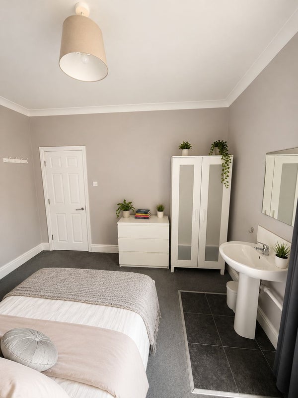 Photo 1: Room 2 