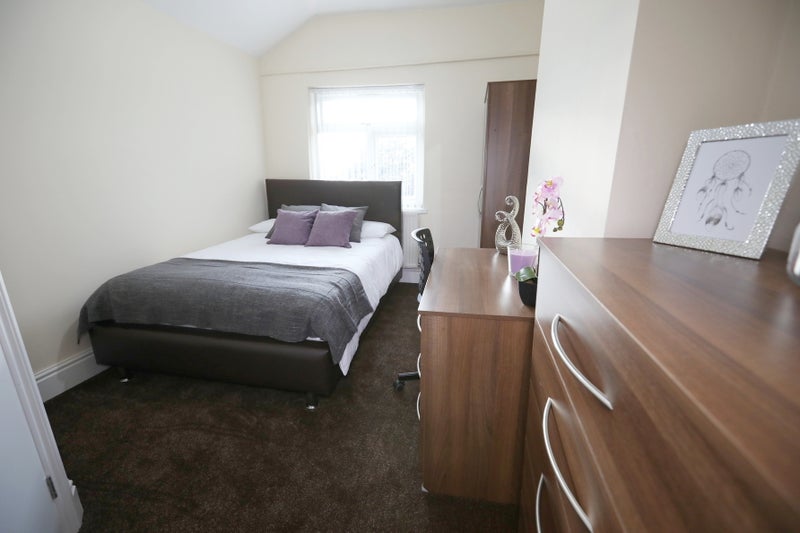 Photo 1: DOUBLE ENSUITE BEDROOM