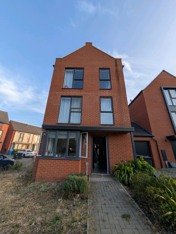 Photo 1: Front picture of house