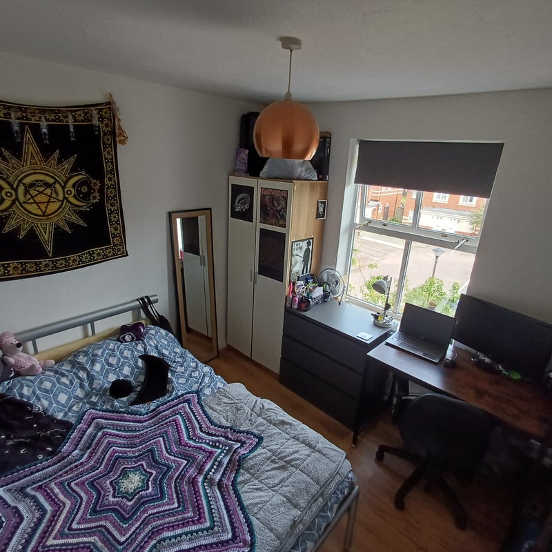 Photo 1: Bedroom