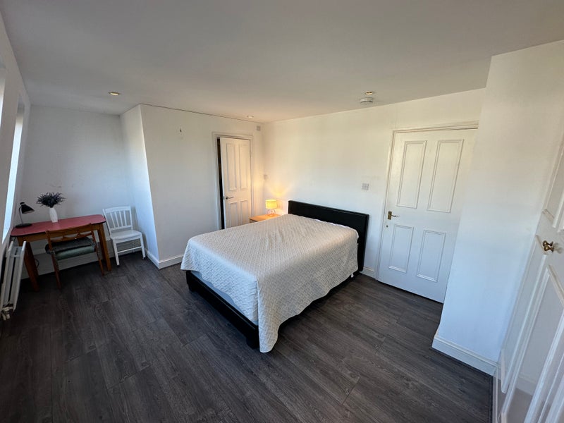 Photo 1: ROOM A En Suite