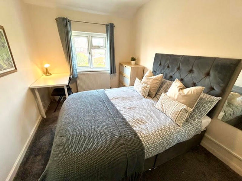 Photo 1: Room 2