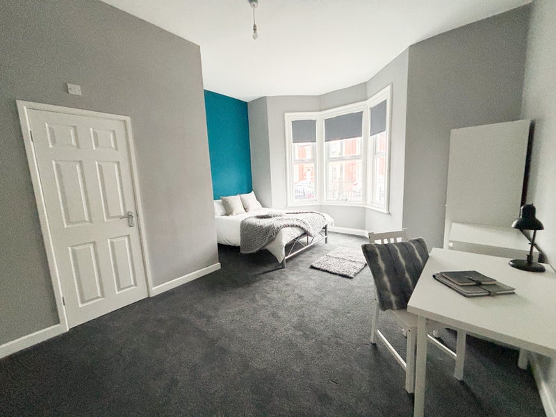 Photo 1: Room 1