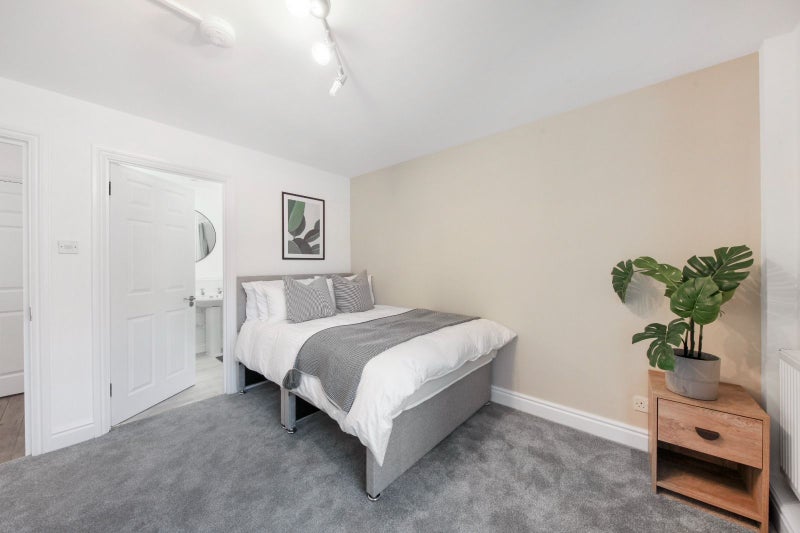 Photo 1: Room 1