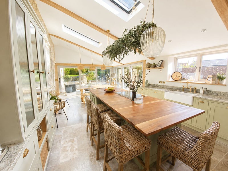 Photo 1: Kitchen Diner