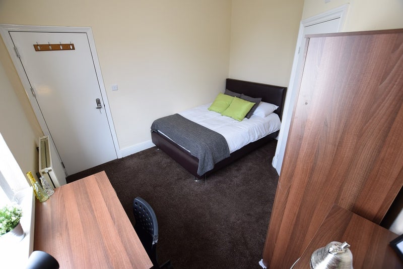 Photo 1: Double ensuite bedroom