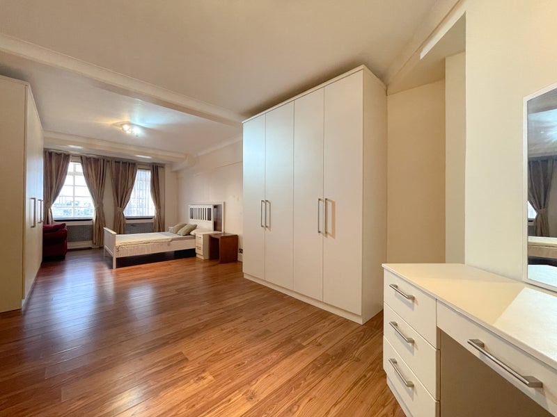 Photo 1: Room 1 - 5 right