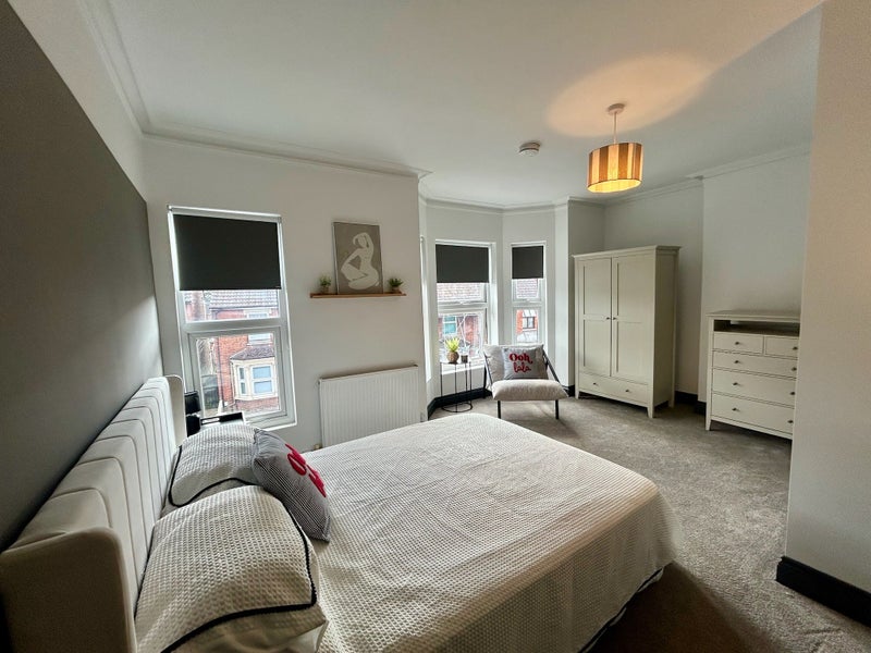 Photo 1: Room 6 - en-suite 