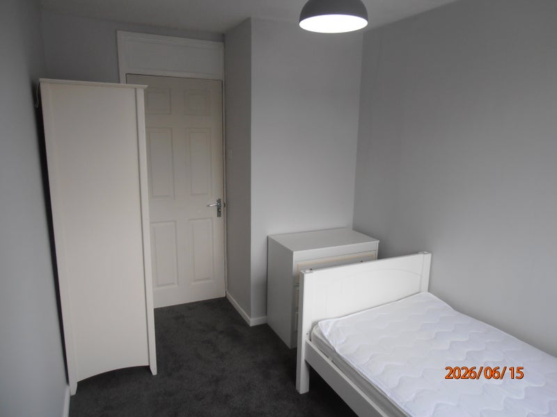 Photo 1: Bedroom