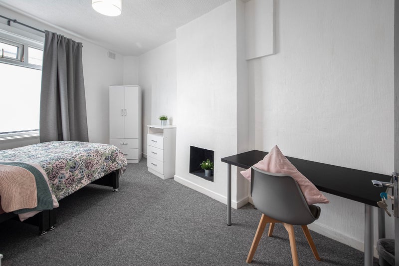 Photo 1: Room 1