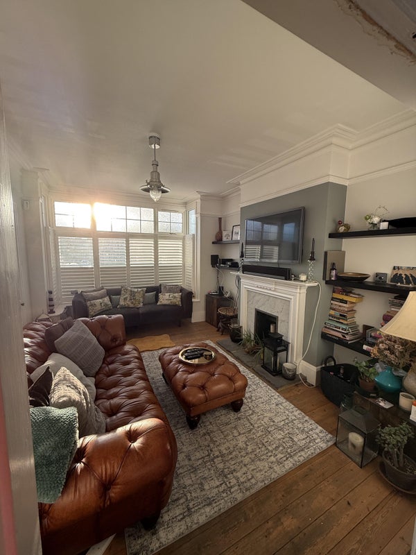 Photo 1: Lounge