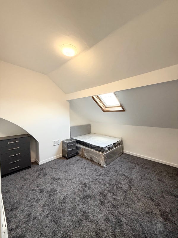 Photo 1: Room Available 22/09/26