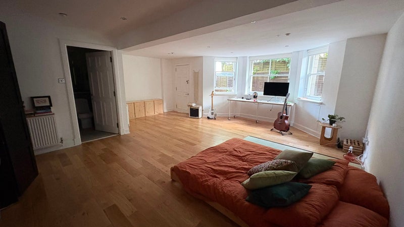 Apartment in Glasgow, Woodlands - View 2