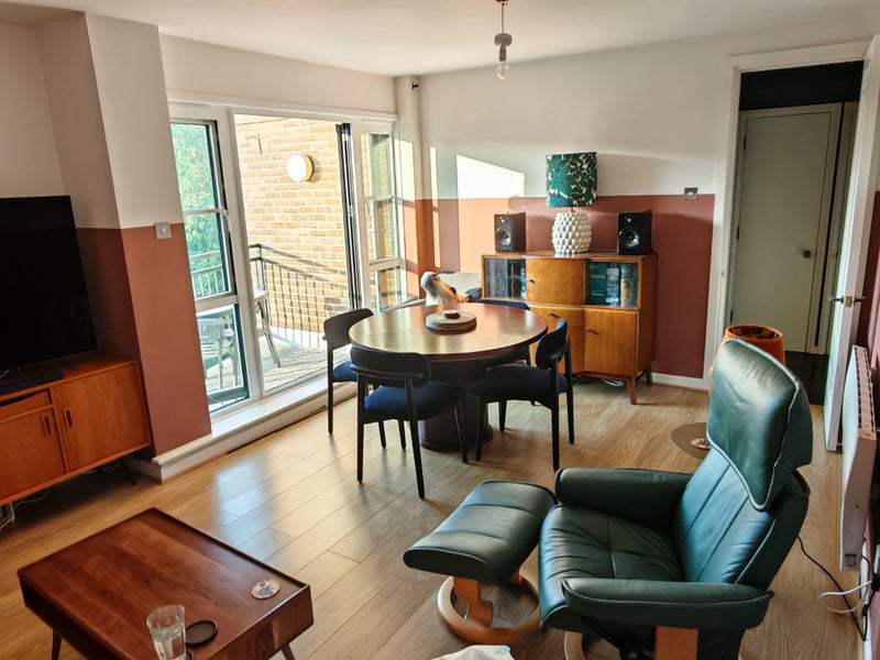 Photo 1: Lounge