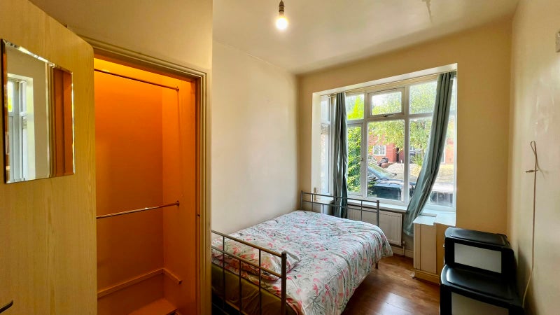 Photo 1: Room 1