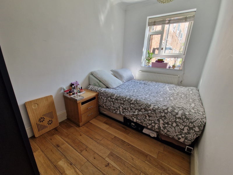 Photo 1: Double bedroom