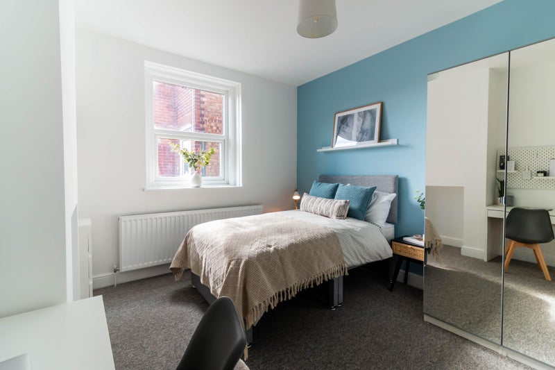 Photo 1: Bedroom