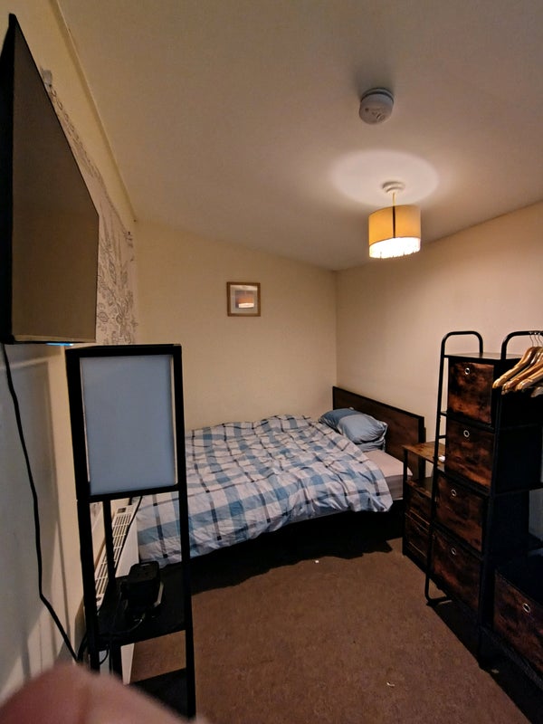 Photo 1: Room