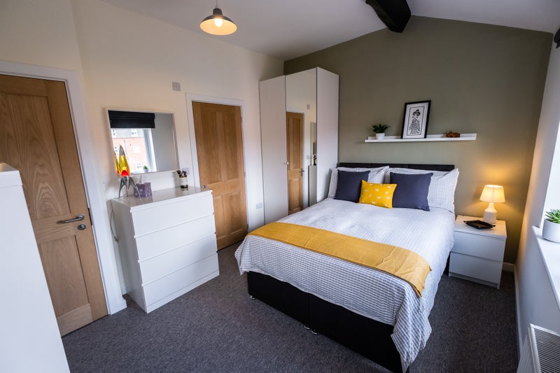 Photo 1: Premium spacious en-suite double