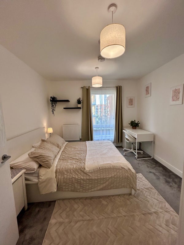 Photo 1: Large Bright Double Bedroom
