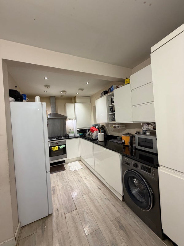 Photo 1: Kitchen 