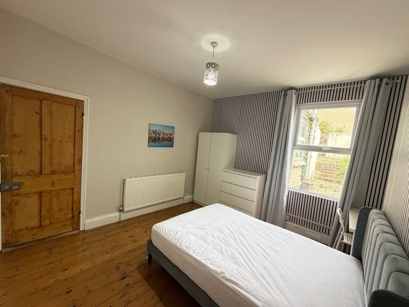 Spacious Double Bedroom, Bills Included! - View 2