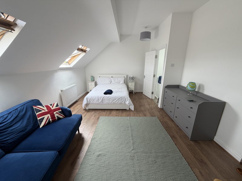 Photo 1: Large en suite room 