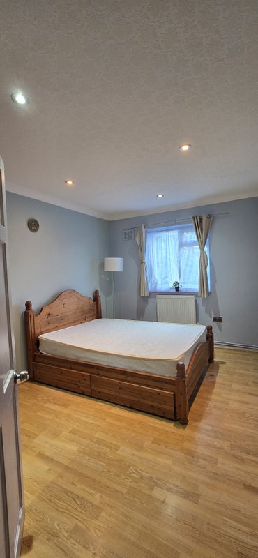 Photo 1: Large Double room (Pic 1)