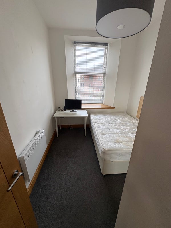 Photo 1: Bedroom