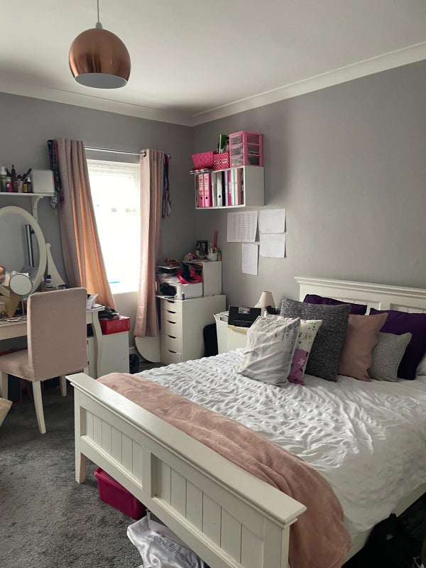 Photo 1: Bedroom