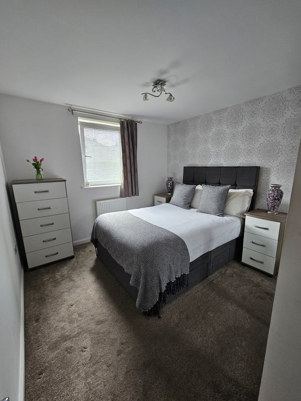 Photo 1: Bedroom 1